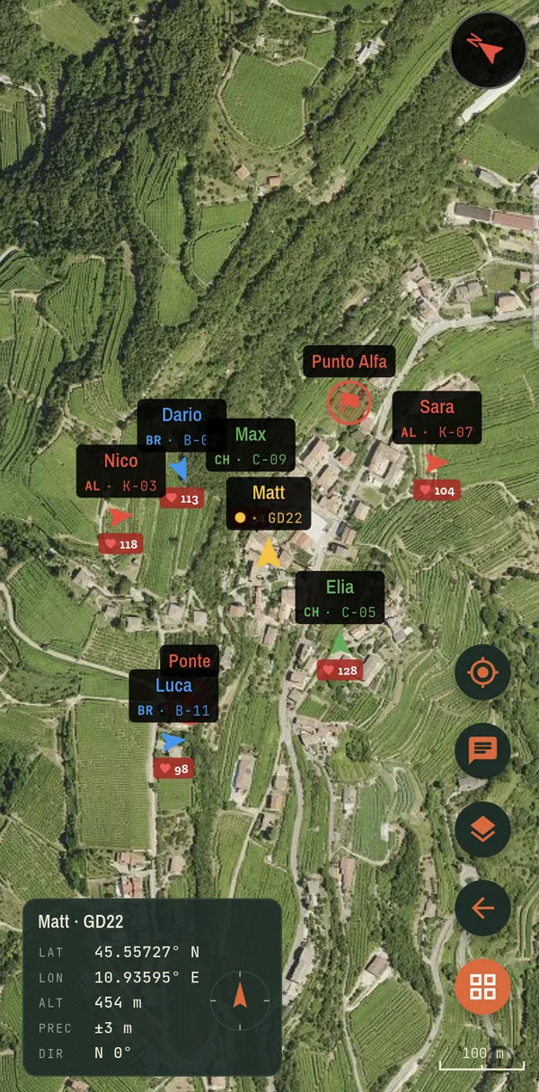 Mappa satellitare con i segnaposto di sei giocatori, i loro nomi e la direzione