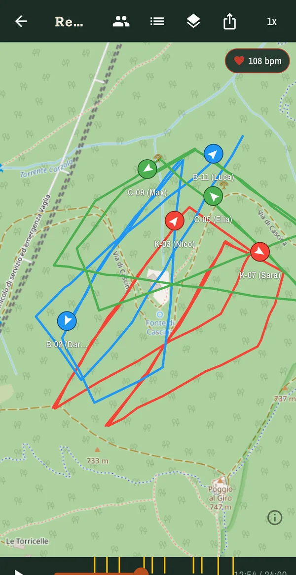 Replay con le tracce delle tre squadre sulla mappa e la linea del tempo